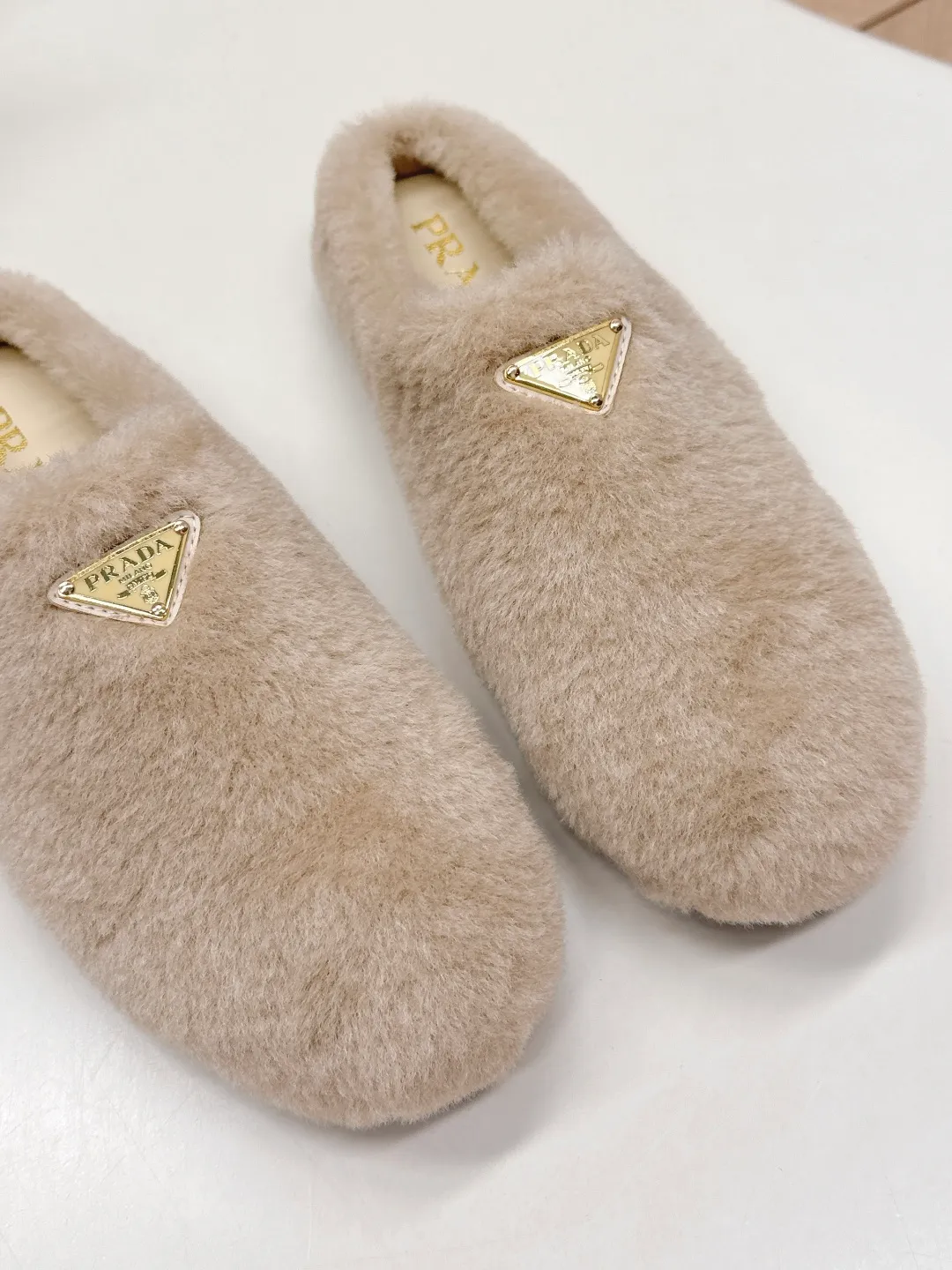 👟👟Ex-factory price 520👟👟 Prada prada25 autumn and winter furry slippers series, half-slip wool slippers, classic triangle buckle, comfortable, cute, cute, fashionable, elegant and versatile, the wool is comfortable and soft, awakening the warmth of autumn and winter. Let you walk comfortably from morning to night. Pair it with socks to easily cope with the changing seasons. Wool, sheep pattern lining, original outsole! 35-40 yards